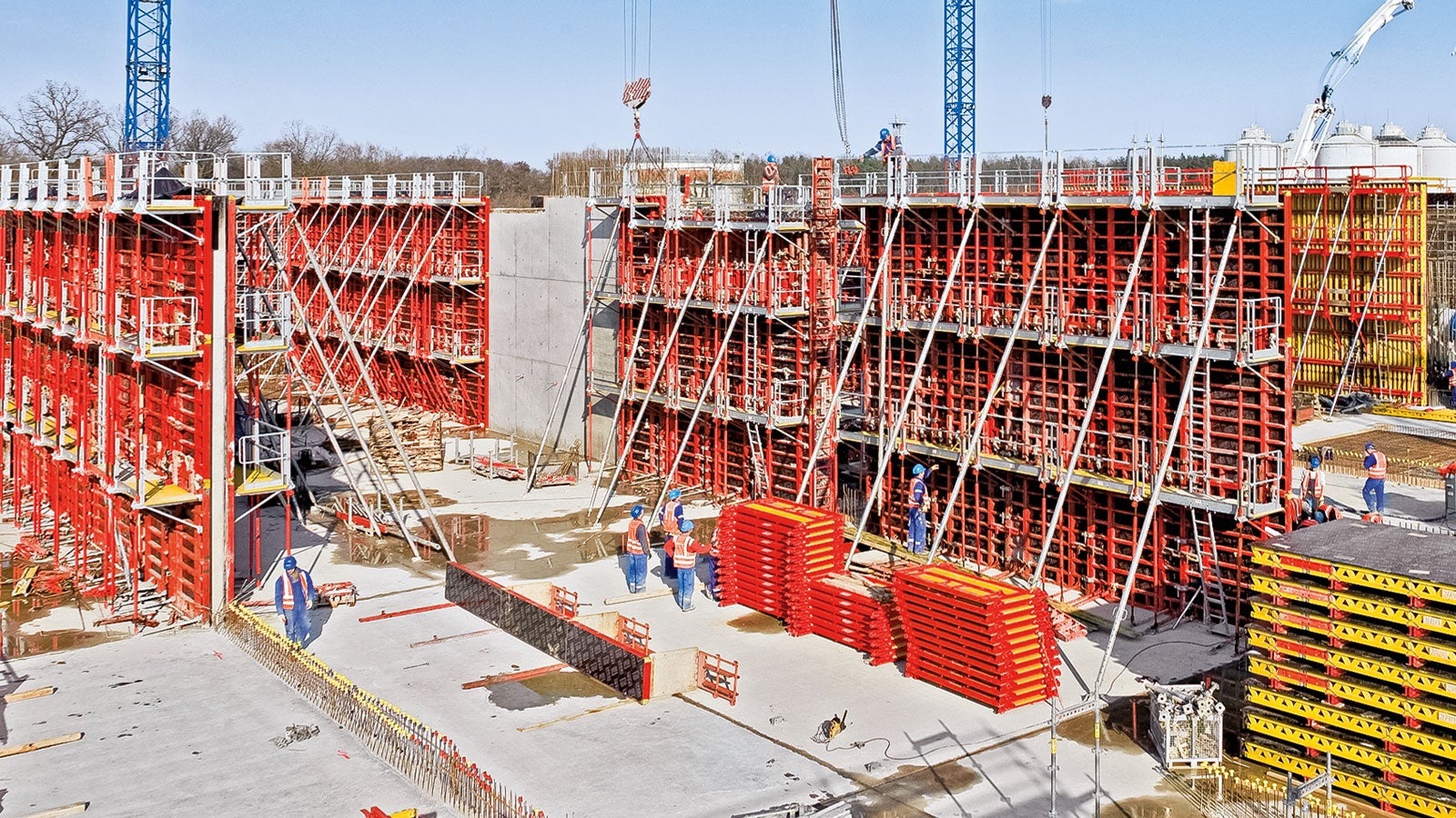 Equipped with platform systems, TRIO provides maximum safety for the construction team. Complete largearea moveable units with working platforms, access ladders and guardrails are moved from cycle to cycle.<br/>