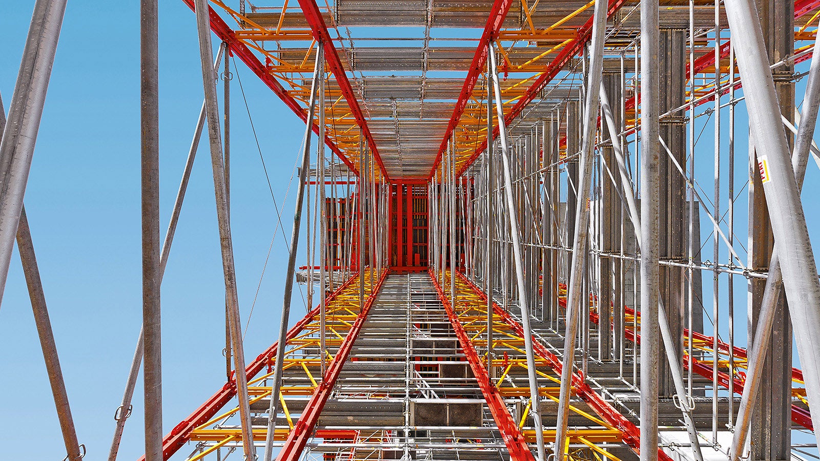 The 2.00 m wide shoring scaffold sections are connected longitudinally by means of heavy-duty spindles and push-pull props to form shoring towers.